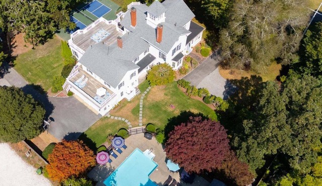 Center Of It All: 454-Cv Sea Captain's Estate with Heated Pool and Pickle Ball Court