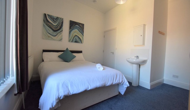 Central, 5 bedrooms, Sleeps 10 RECENTLY RENOVATED