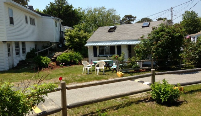 Central air, dog friendly walk to beach in this 2 bedroom family cottage
