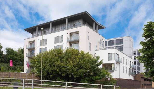 Central Basingstoke - Large 2 bedroom 2 bathroom (King/Twin) Luxury Apartment