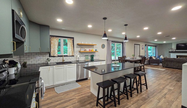 Central City Retreat - Spacious four bedroom home, Sleeps 12, Family-friendly