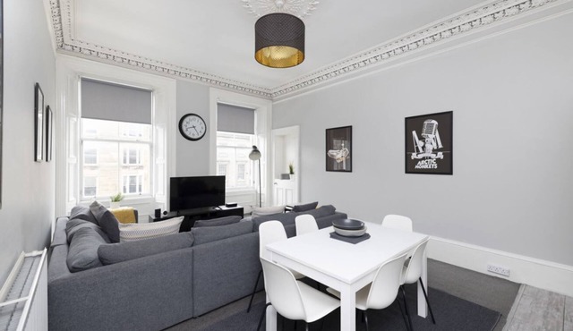 Central Edinburgh 4-Bed Flat by Princes Street