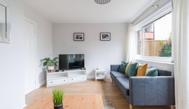 Central large 3 bedroom home