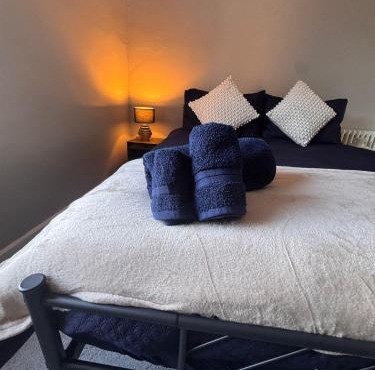 Central Near Hospital 2 Bedroom - Sleeps 4 - Self Check In - Fully Furnished