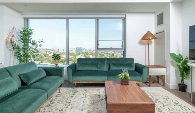 Central Penthouse City Skyline Views, Gym sleep 8