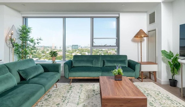 Central Penthouse City Skyline Views Gym sleep 8