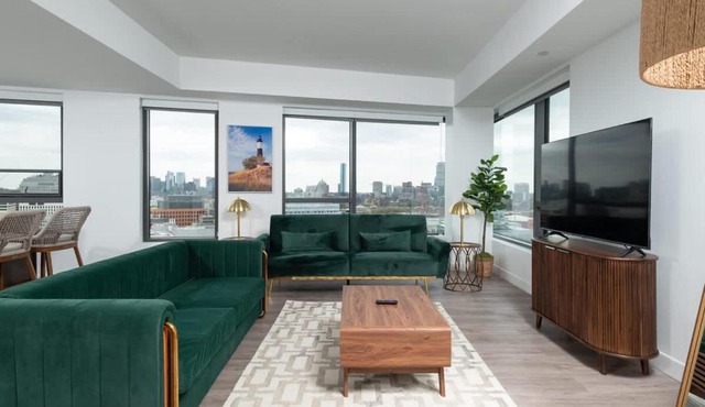 Central Serene Penthouse w King bed GYM Parking