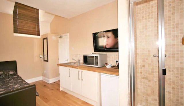 Central Studios Gloucester Road by Rooms Booked - Free Parking