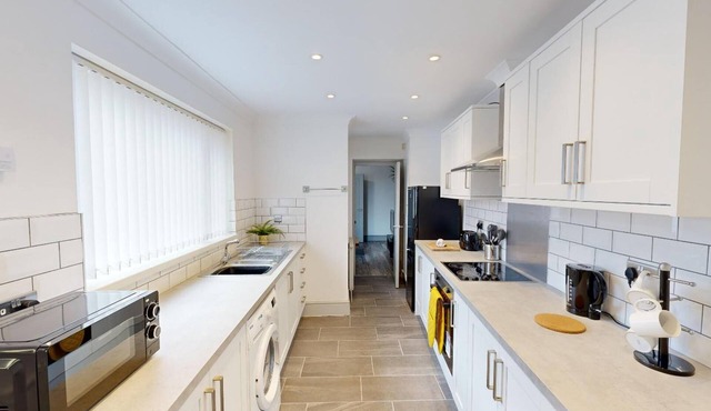 Central, Stunning 3-bed House - Free Parking