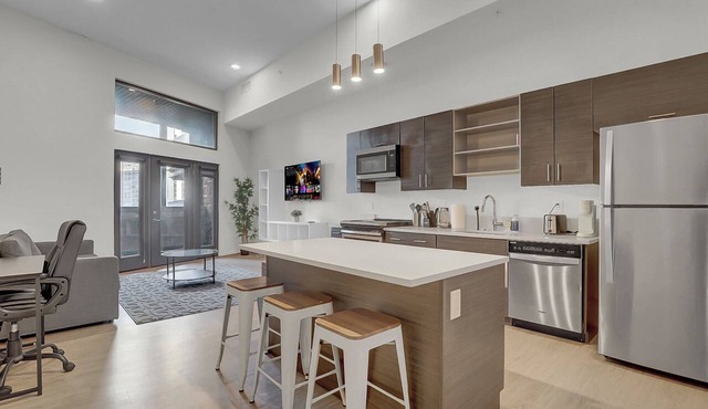 Centrally-located 2bdr apartment w/gym. Pet-friendly!