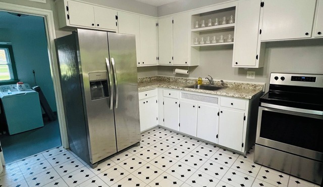 Chagrin Falls light filled 2 bed 1 bath in the Village