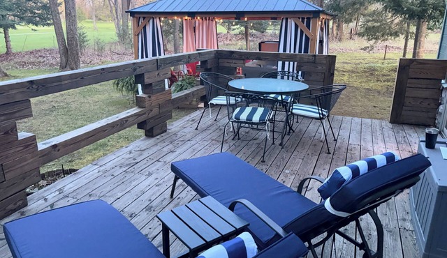 Chalet at Thunder Bay Hot tub Pontoon Boat Pet friendly