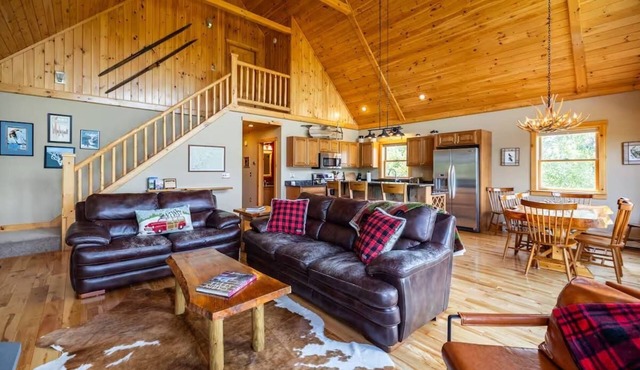 Chalet with Stunning Views, Hot tub, Cozy Fireplace, and Game Room!