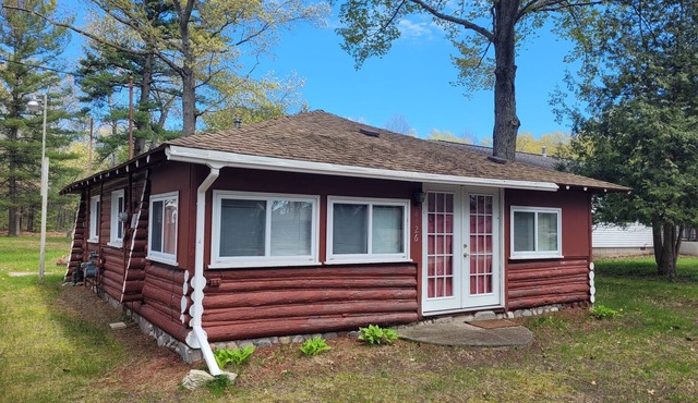 Chappy's Cabin - Very Cute, Comfy, and Traditional! Includes Window A/C Unit!