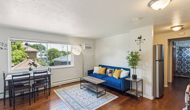Charming 1-bedroom apartment in Lakewood with King Size Bed, WiFi and AC
