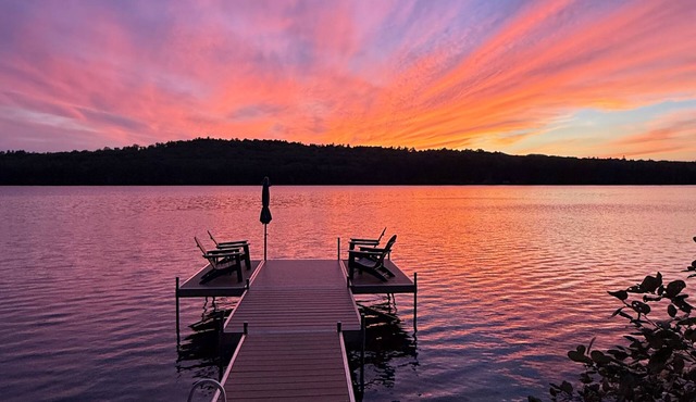 Charming 1-bedroom cottage in fabulous Bridgton with WiFi, AC, private dock