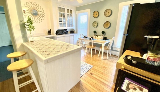 Charming 1Bed/1Bath (upstairs) apartment *Extended Stay*