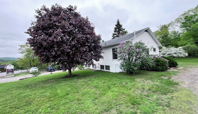 Charming 2-bedroom apartment in enchanting Livermore Falls with WiFi