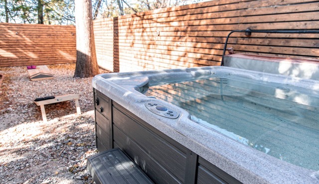 Charming 2-bedroom house with Hot Tub in peaceful neighborhood in OKC