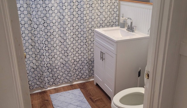 Charming 2-bedroom townhome in wonderful West Hartford near Blue Back Square!