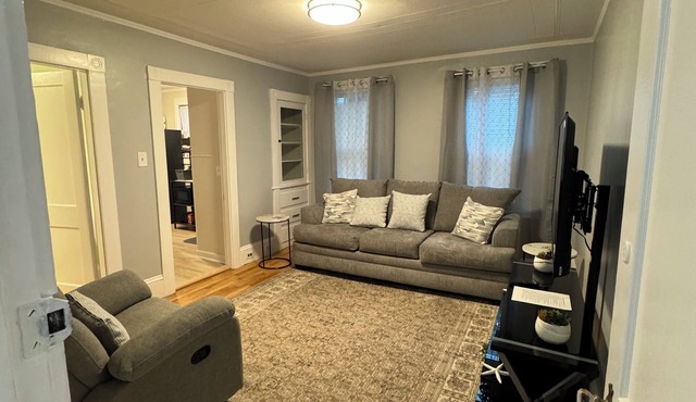 Charming 2-bedroom 2nd Fl apt in Manchester. Walking distance to restaurants
