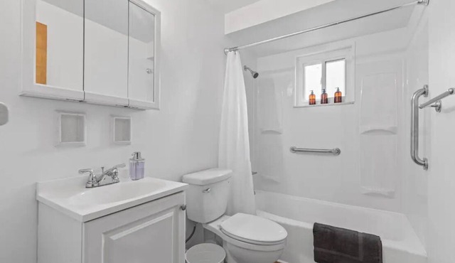 Charming 2-bedroom apartment with AC, WiFi in brilliant Pittsburgh