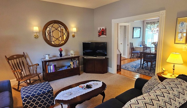 Charming 2-bedroom apartment with WiFi, AC near Boston