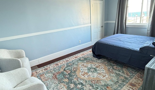 Charming 2-bedroom building in delightful Hull with ocean view