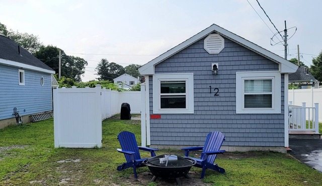 Charming 2-bedroom bungalow in brilliant Wareham with AC, WiFi.