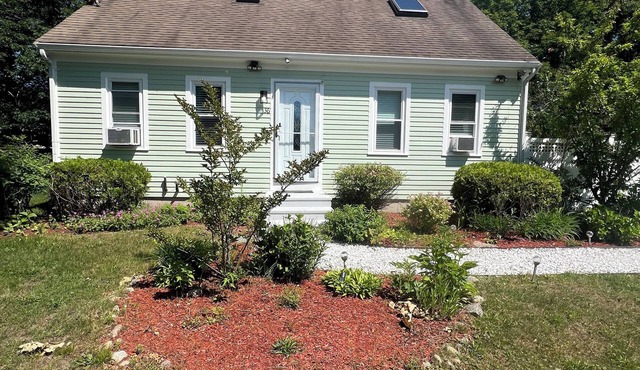 Charming 2-bedroom cottage with AC, WiFi in serene Barnstable