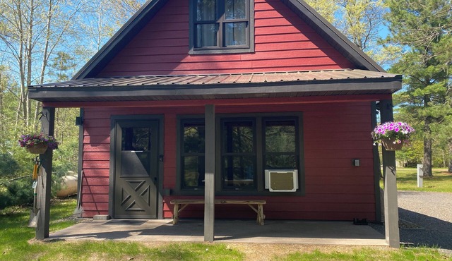 Charming 2-bedroom cabin with WiFi, AC in wonderful Hayward Wisconsin