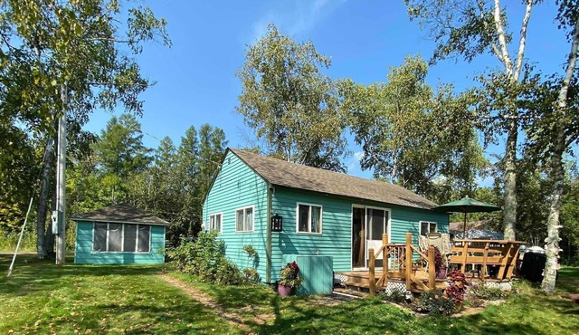 Charming 2-bedroom cabin on lake near Duluth MN with Air Conditioning