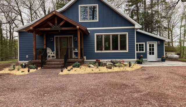 Charming 2-bedroom farmhouse in serene Ashland with AC