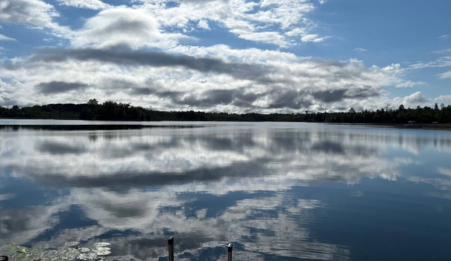 Charming 2-bedroom house on pristine Baby Lake with WiFi in beautiful Hackensack