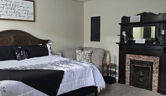 Charming 2-bedroom house in lovely Louisville. Located near Churchill Downs/YUM.