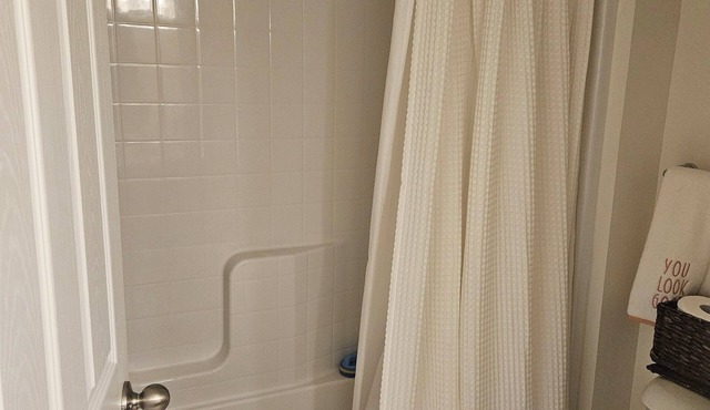 Charming 2-bedroom house with WiFi, AC in wonderful Columbus