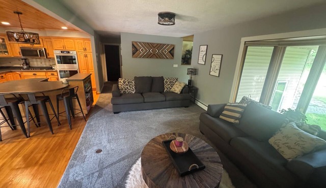 Charming 2-bedroom house with outdoor hot tub and recreation in rural Duluth