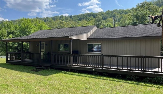 Charming 2-bedroom lodge style house in Frewsburg NY with extra sleeping loft