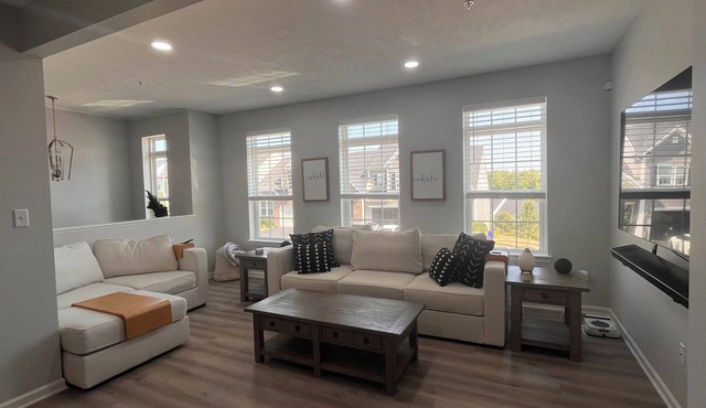 Charming 2-bedroom townhome with WiFi, AC in serene Imperial