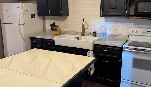Charming 2-bedroom townhome in beautiful Midtown Lincoln with WiFi, AC