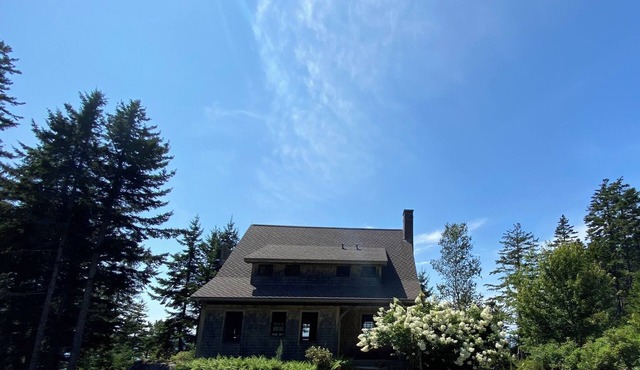 Charming 2-bedroom cottage overlooking Penobscot Bay with WiFi