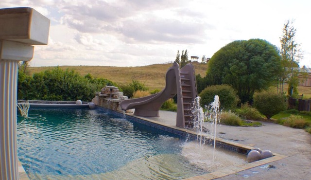 Charming 2-bedroom in Fort Morgan with private Lake and in-ground Swimming pool.