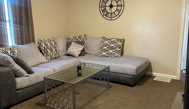 Charming 2-bedroom house in nice Indianapolis with WiFi, mins away from downtown