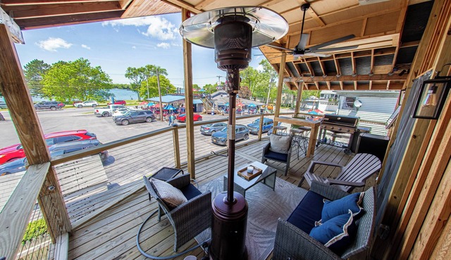 Charming 2bedroom house in adorable Tonawanda w/balcony overlooking the river.