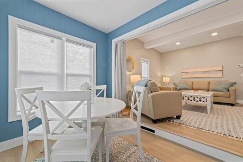 Charming 2BR Pet-Friendly Walk to Downtown