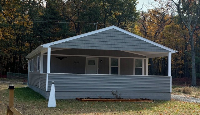 Charming 3-bedroom cottage with WiFi, AC in Caseville across from beach
