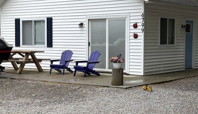 Charming 3-bedroom cottage in Lake City with AC, WiFi with lake access