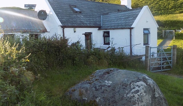 Charming 3-bedroom cottage in Aird of Sleat with ocean-view and WiFi.