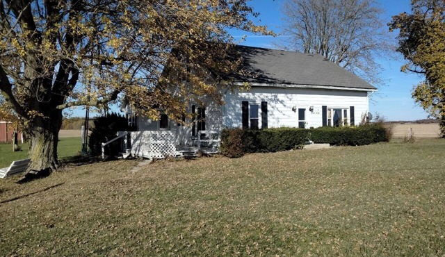 Charming 3-bedroom farmhouse with WiFi, AC in quaint Warren
