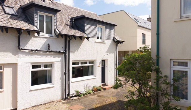 Charming 3‑Bedroom St Andrews Cottage on North Street with Garden, Parking & Walk to Town